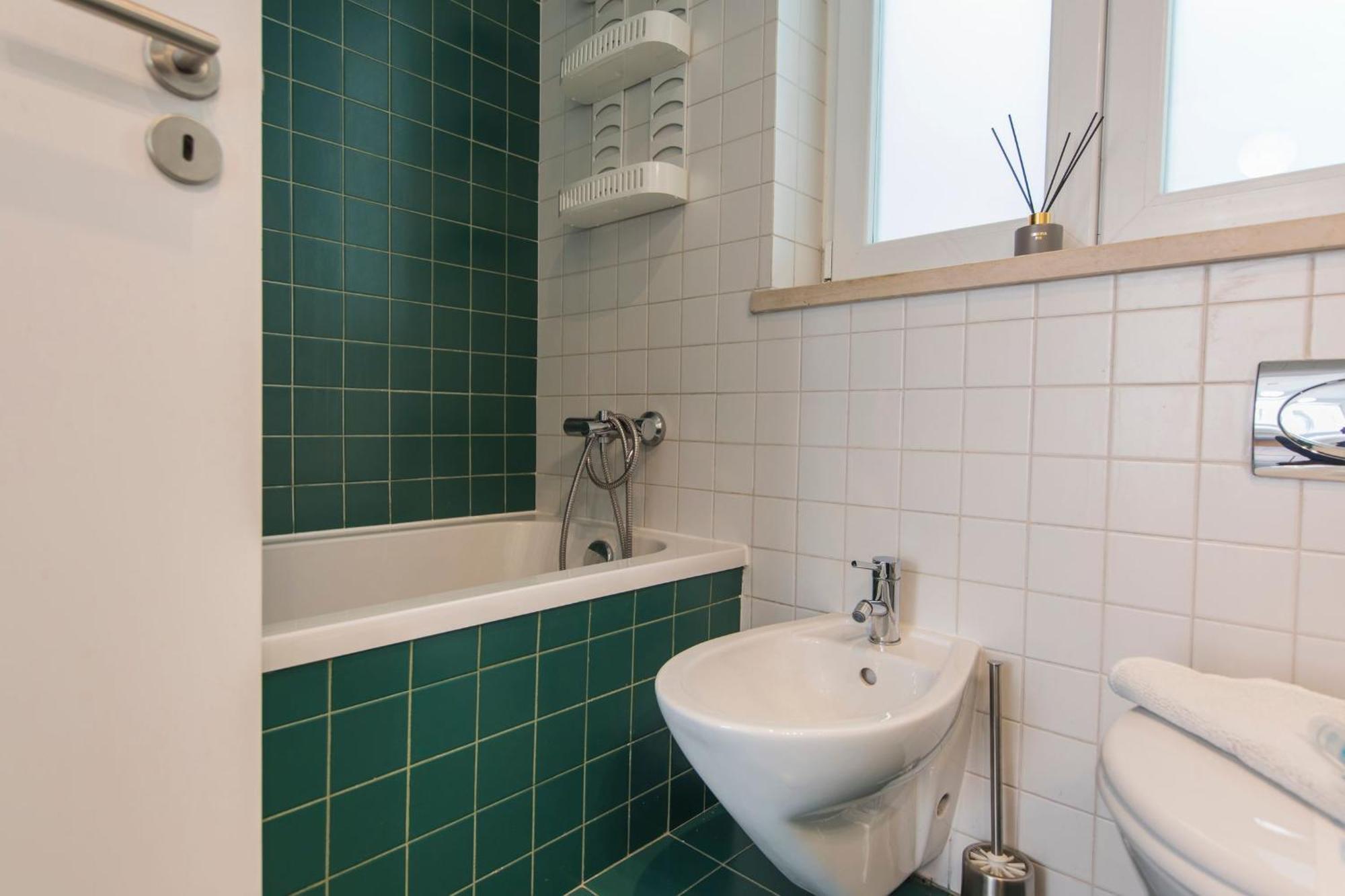 Sunny 3Bdr Apartment In Graca By Lovelystay Lisbona Esterno foto